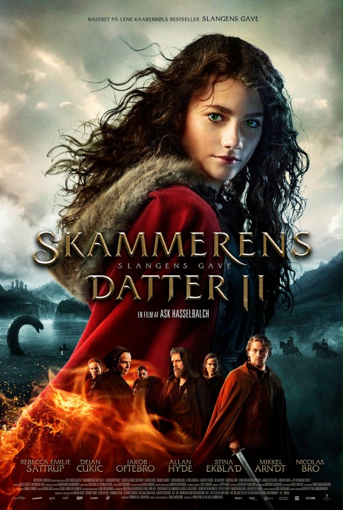 Na plakacie w jej centrum dziewczyna  na tle jeziora, ubrana w średniowieczny skandynawszki strój